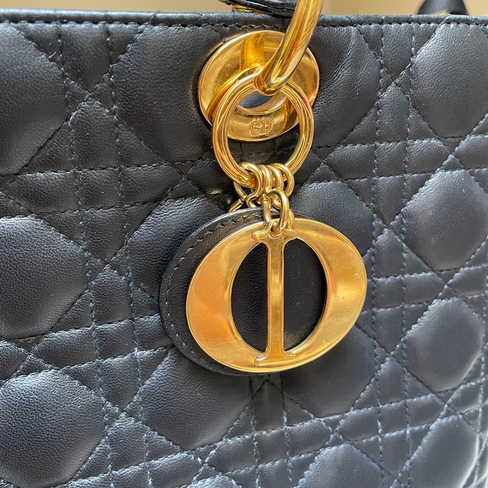 Preloved Large Black lambskin Ladydior gold hardware in very good condition. - Picture 8 of 12